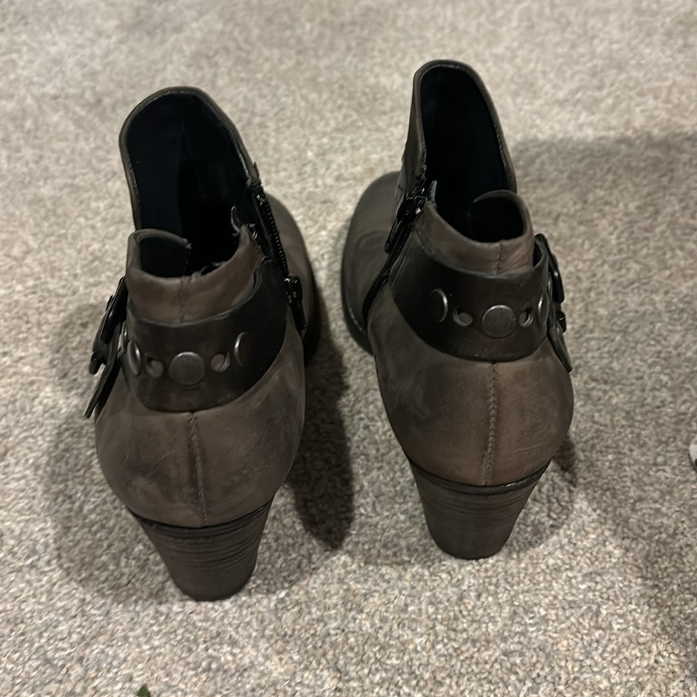 EUC Paul Green heeled moto-style bootie, gray and black. Size 6.5 UK/ 9 US - Picture 3 of 8